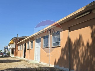 Capannone in Affitto a Occhiobello, 1'100€, 360 m²