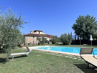 Appartamento in Vendita a Terranuova Bracciolini, 2'400'000€, 1780 m², con Box