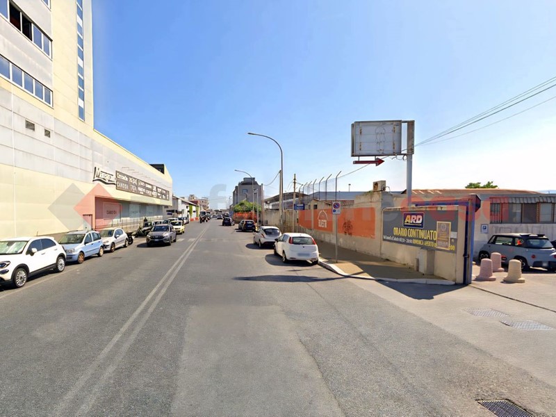 Capannone in Vendita a Messina, 1410 m²