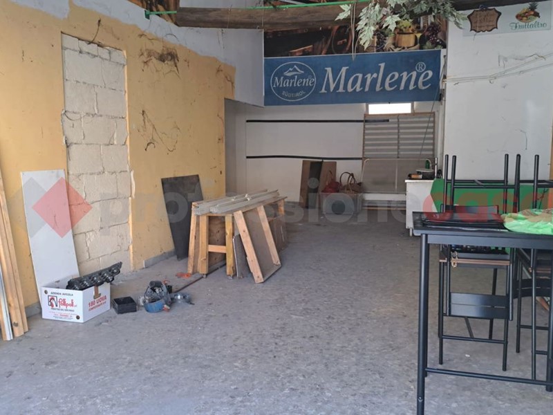 Negozio in Affitto a Bari, 500€, 76 m²