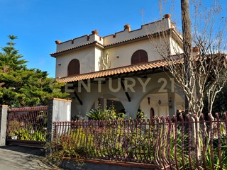 Casa Indipendente in Vendita a Giarre, 650'000€, 620 m²