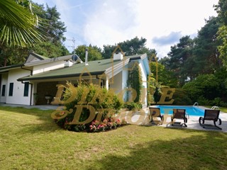 Casa Indipendente in Vendita a Ranco, 1'200'000€, 470 m², arredato, con Box