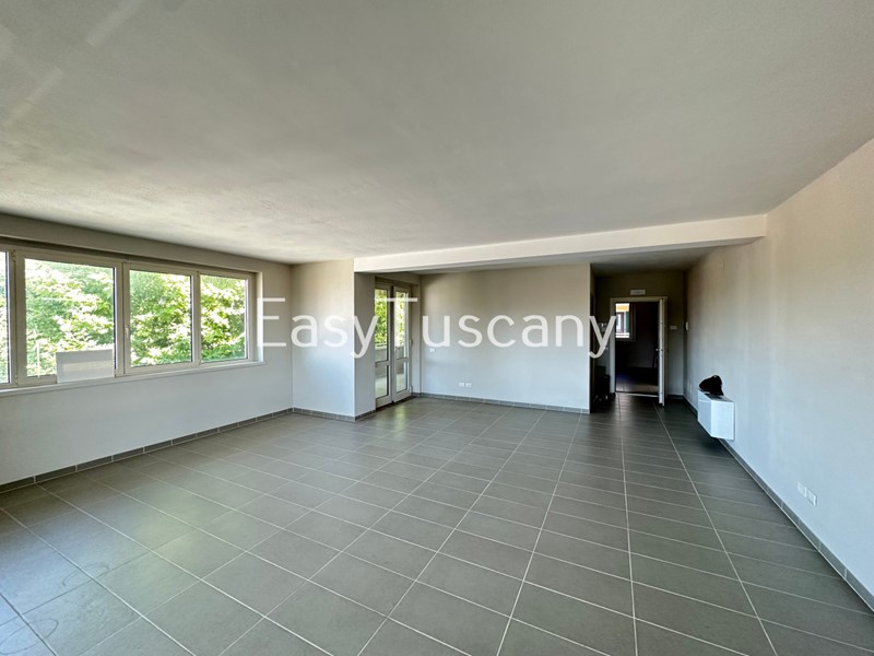 Ufficio in Vendita a Porcari, 105'000€, 70 m²