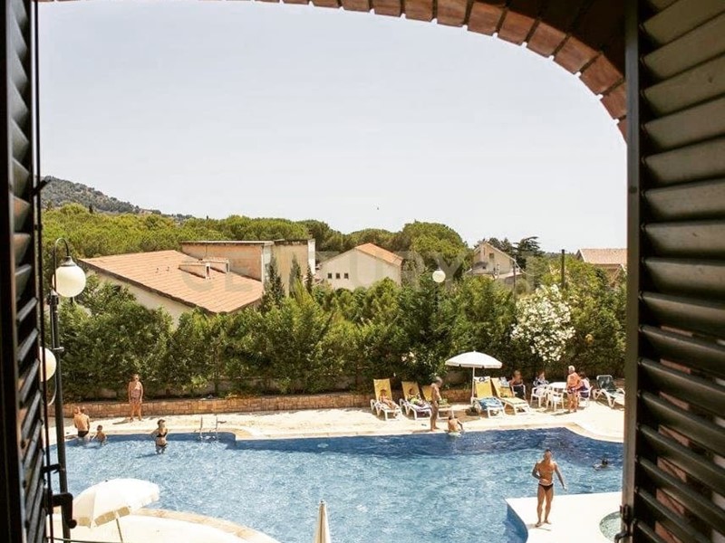 Attività commerciale in Vendita a Nicolosi, 6200 m²