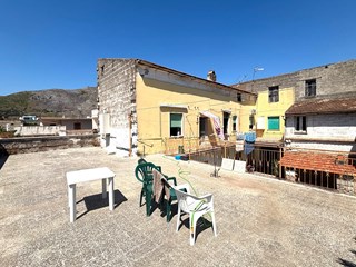 Trilocale in Vendita a Mondragone, zona Via Gaeta, 65'000€, 200 m²