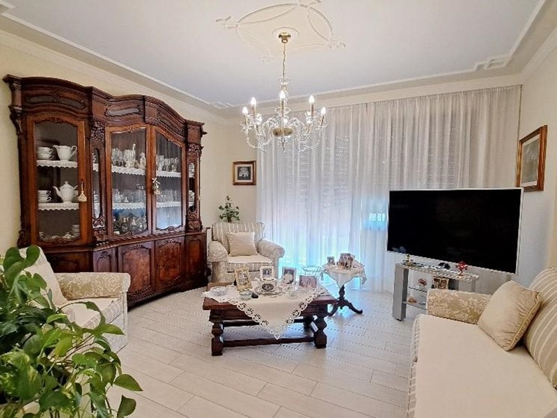 Appartamento in Vendita a Cascina, zona Badia, 275'000€, 115 m², con Box