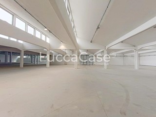 Capannone in Affitto a Porcari, 52'500€, 7500 m²