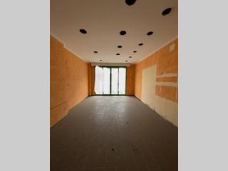 Immobile commerciale in Affitto a Ponsacco, 1'350€, 300 m²