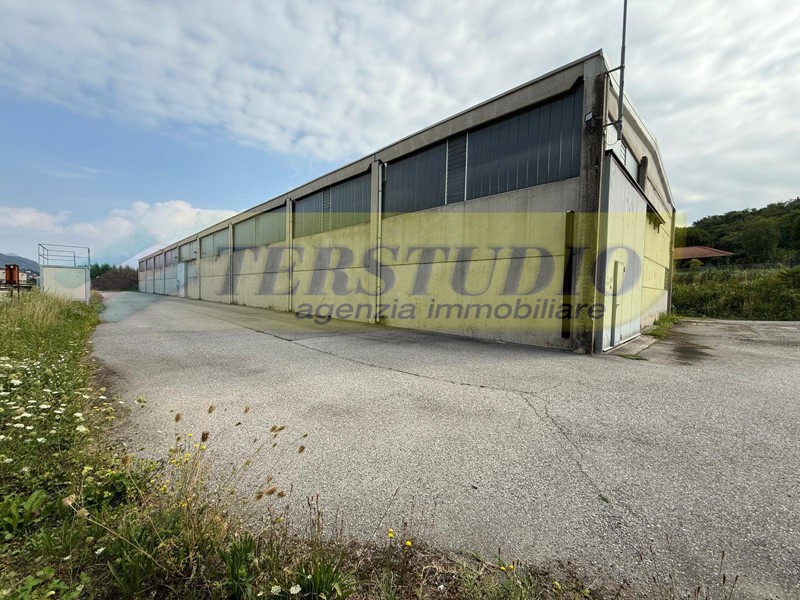 Capannone in Affitto a Brivio, 7'500€, 1750 m²
