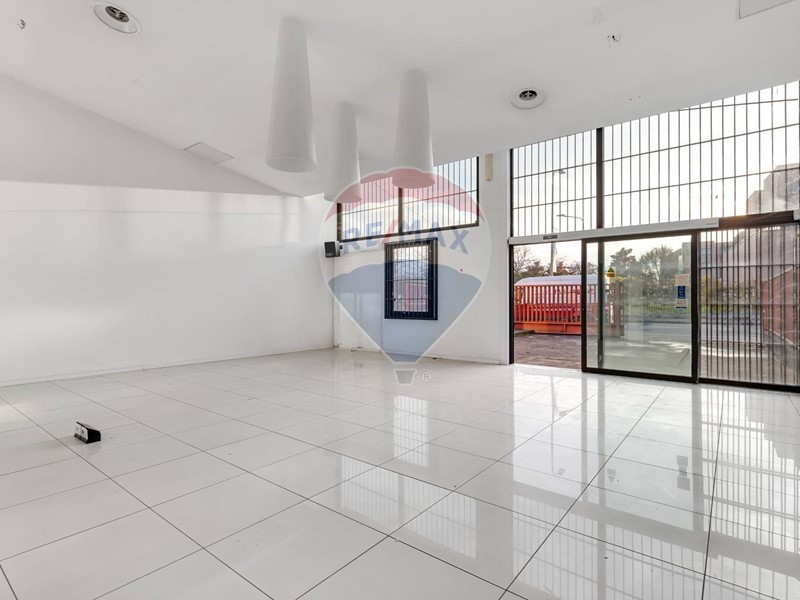 Immobile commerciale in Vendita a Pieve Emanuele, 339'000€, 100 m²