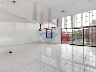 Immobile commerciale in Vendita a Pieve Emanuele, 339'000€, 100 m²