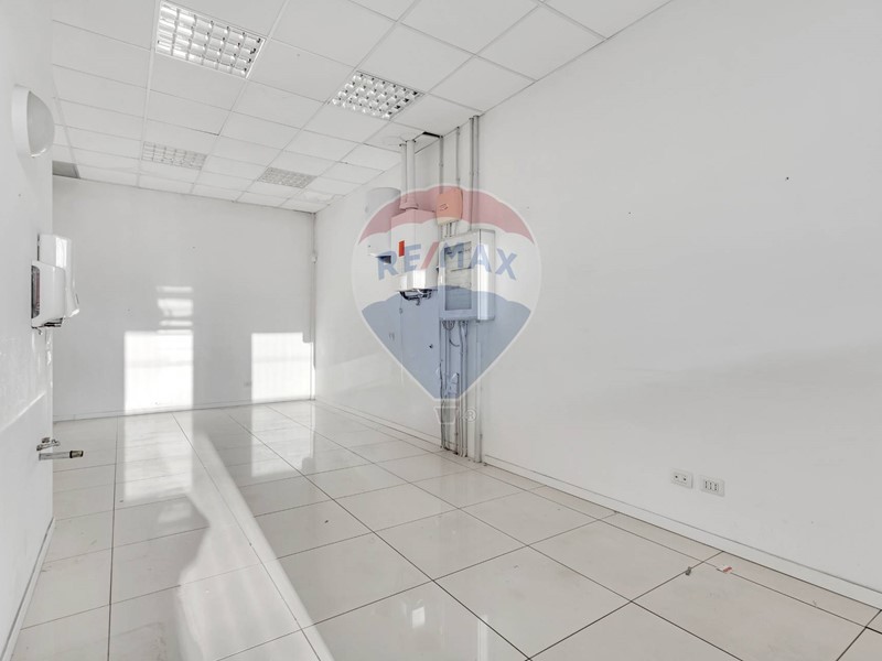 Immobile commerciale in Affitto a Pieve Emanuele, 2'600€, 100 m²