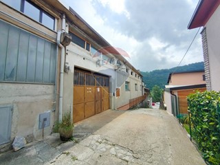 Capannone in Vendita a Fiorano al Serio, 170'000€, 650 m²