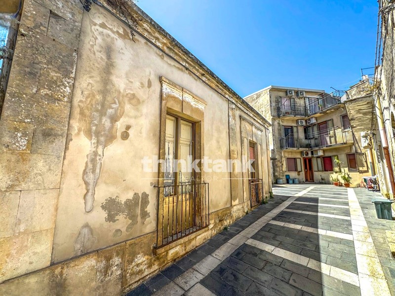 Casa Indipendente in Vendita a Palazzolo Acreide, 28'000€, 90 m²