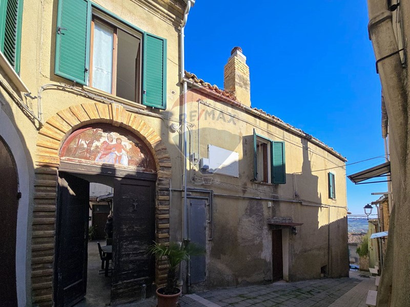 Casa Semi Indipendente in Vendita a Bucchianico, 150'000€, 354 m²
