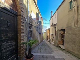 Casa Semi Indipendente in Vendita a Bucchianico, 150'000€, 354 m²