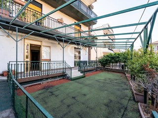 Ufficio in Vendita a Aci Sant'Antonio, 119'000€, 195 m²