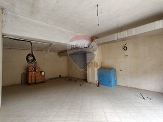 Immobile commerciale in Vendita a Piazza Armerina, 85'000€, 100 m²