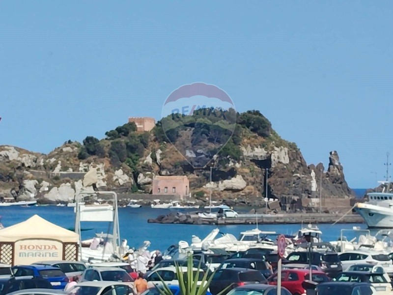 Immobile commerciale in Vendita a Aci Castello, 250'000€, 85 m²
