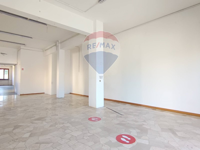 Laboratorio in Vendita a Figline e Incisa Valdarno, 242'000€, 296 m²