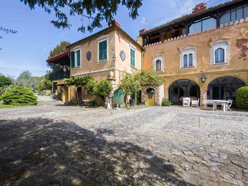 Attività commerciale in Vendita a Finale Ligure, 1'850'000€, 450 m²
