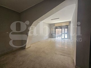 Negozio in Vendita a Messina, 100'000€, 86 m²