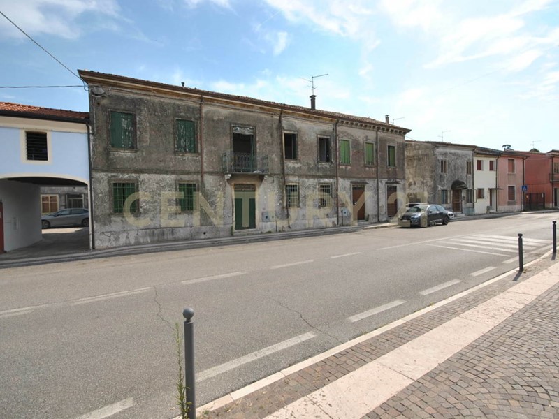 Casa Semi Indipendente in Vendita a Albaredo d'Adige, 500'000€, 850 m²