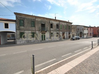 Casa Semi Indipendente in Vendita a Albaredo d'Adige, 500'000€, 850 m²