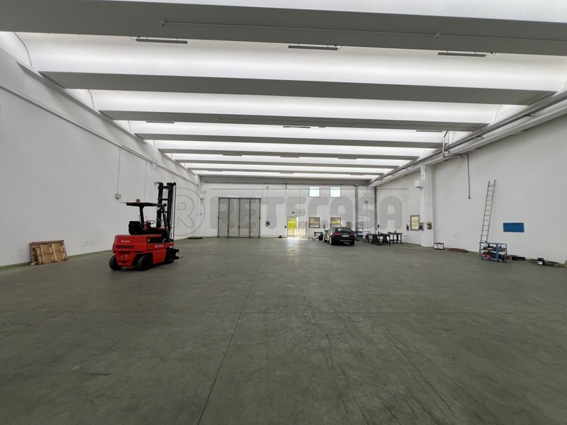 Capannone in Affitto a Romano d'Ezzelino, 2'000€, 600 m²