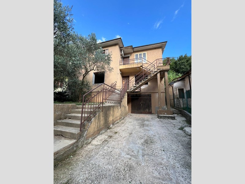 Casa Indipendente in Vendita a Montecchio Maggiore, zona S.S.TrinitÃ, 195'000€, 175 m², con Box