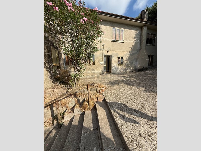 Casa Semi Indipendente in Vendita a Barbarano Mossano, zona BARBARANO VICENTINO, 90'000€, 180 m²