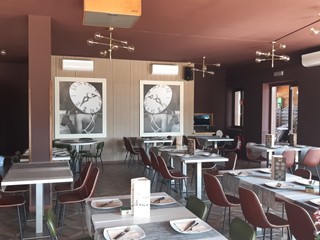 Attività commerciale in Vendita a Pombia, 150'000€, 450 m², arredato