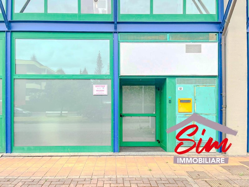 Immobile commerciale in Affitto a Novara, 1'200€, 196 m²