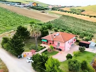 Casa Indipendente in Vendita a Morro d'Oro, zona Contrada Case di Bonaventura , 239'000€, 140 m², arredato, con Box