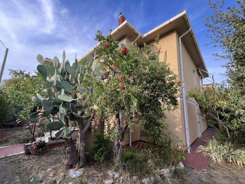 Villa in Vendita a Cecina, 560'000€, 306 m², arredato, con Box