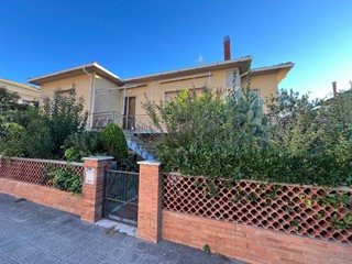 Villa in Vendita a Cecina, 560'000€, 306 m², arredato, con Box