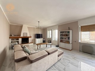 Appartamento in Vendita a Alessano, 215'000€, 276 m², con Box