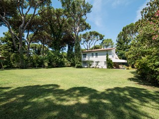 Villa in Vendita a Pietrasanta, zona Tonfano, 3'200'000€, 240 m², arredato