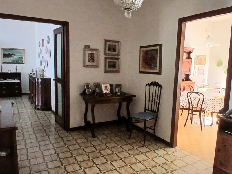 Appartamento in Vendita a Carrara, 140'000€, 104 m², arredato