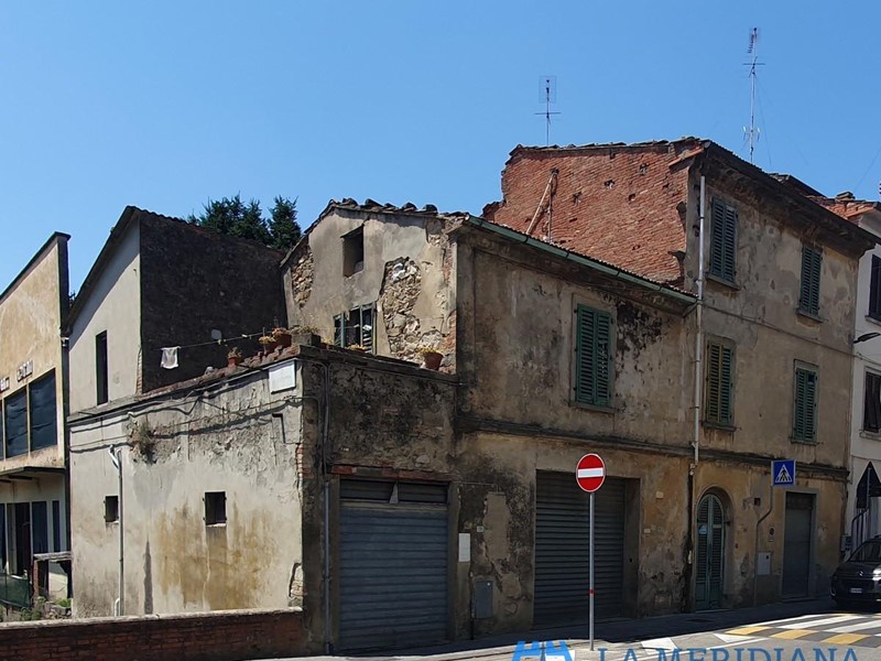 Casa Indipendente in Vendita a Lamporecchio, 60'000€, 300 m², con Box