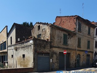 Casa Indipendente in Vendita a Lamporecchio, 60'000€, 300 m², con Box