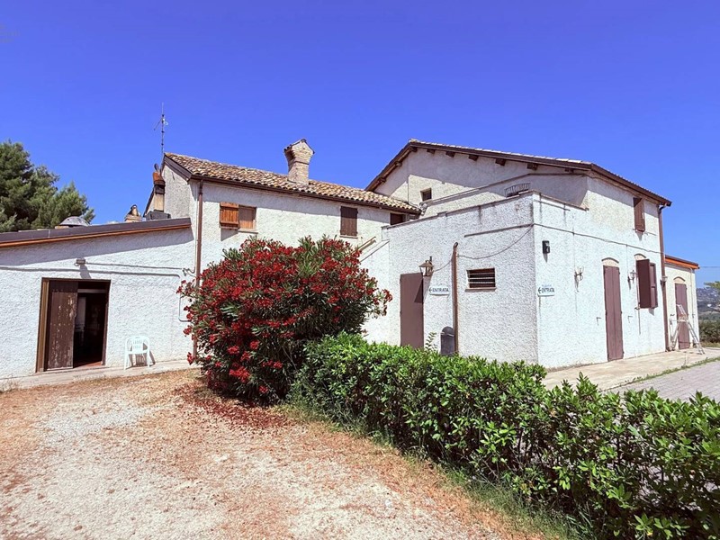 Rustico in Vendita a Ancarano, 225'000€, 419 m²