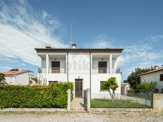 Casa Indipendente in Vendita a Silea, 325'000€, 290 m²