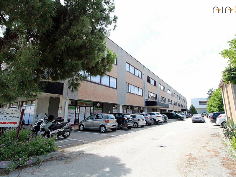 Immobile commerciale in Vendita a San Benedetto del Tronto, 195'000€, 200 m²