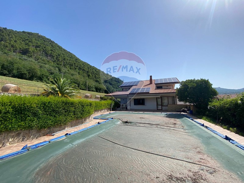 Villa in Vendita a San Lorenzello, 285'000€, 277 m²