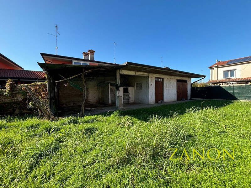 Magazzino in Vendita a San Lorenzo Isontino, 55'000€, 813 m²