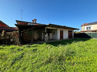 Magazzino in Vendita a San Lorenzo Isontino, 55'000€, 813 m²