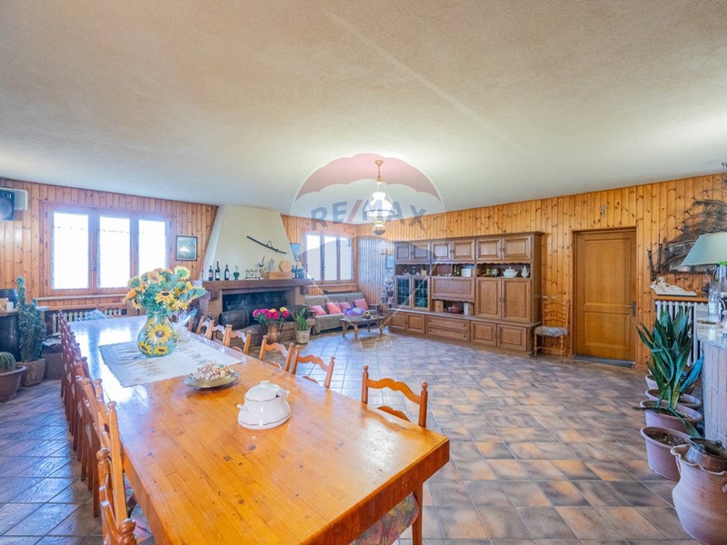 Villa in Vendita a Poviglio, 210'000€, 298 m²