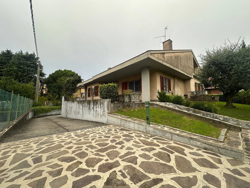 Villa in Vendita a Dalmine, 319'000€, 290 m²