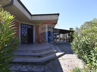 Villa in Vendita a Caltagirone, 249'000€, 188 m², con Box